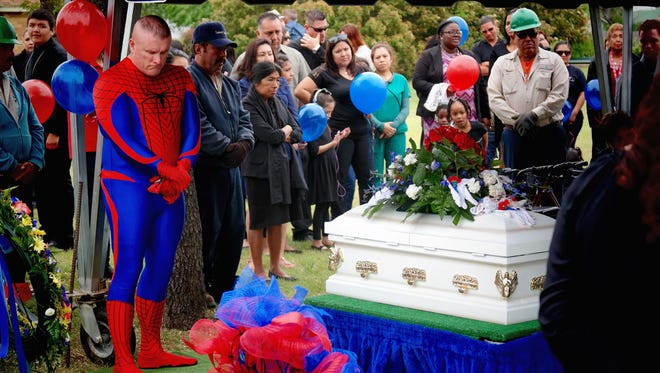 Man Attends Boy’s Funeral as Spider Man, When He Takes off The Mask, Everyone Is Moved to Tears