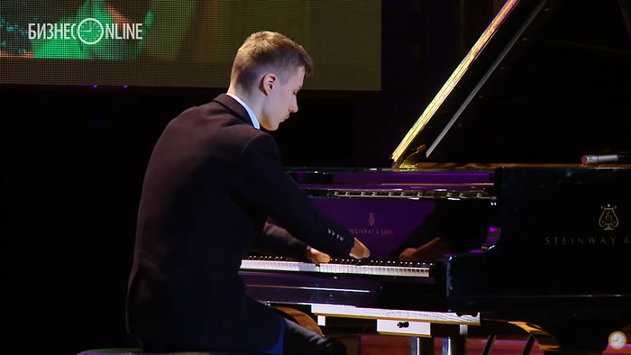 Amazing Piano Performance of a Teenager Born with No Hands