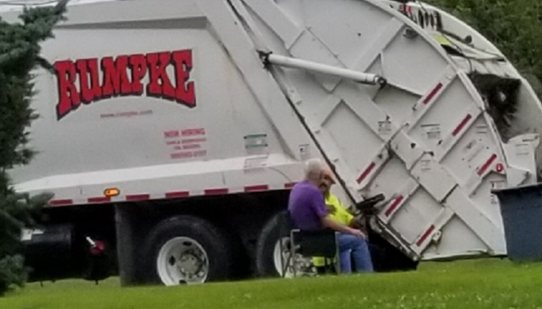 A Garbageman’s Act of Kindness Towards A Dad Gracefully Reminds The Daughter of Dad’s Love Even He Has Alzheimer’s