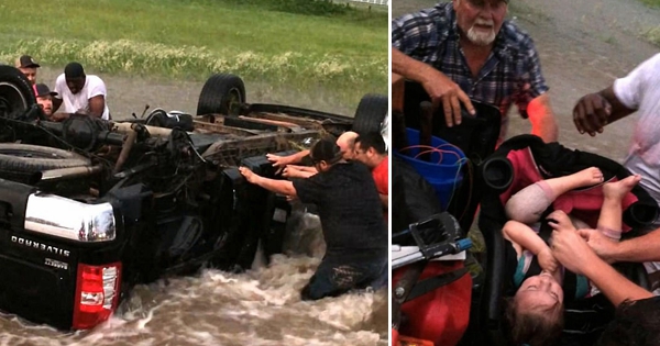 Brave Strangers Risking Their Own Lives In Flood To Save The Family!