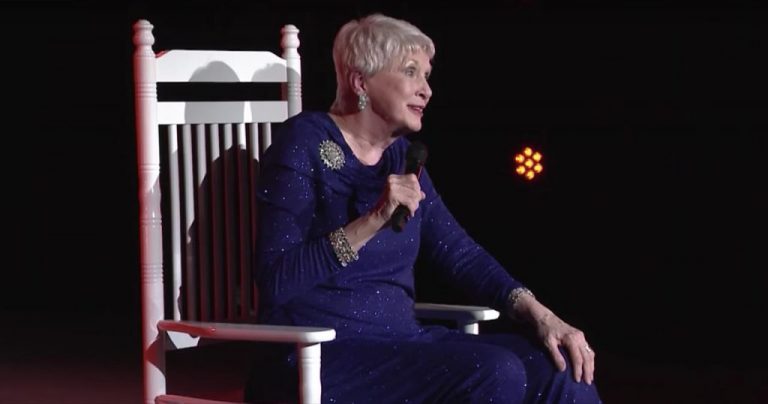Jeanne Robertson Made An Unforgettable Statement With The Help Of Her Magnetic Bracelets