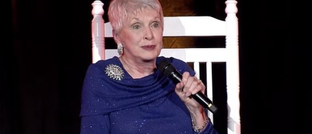Jeanne Robertson Throwing Funny Speech About Husband’s Christmas Present, Crowd Can’t Stop Laughing