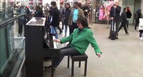 Stranger At London Station Left Everyone Hanging When He Started Putting Fingers On Piano