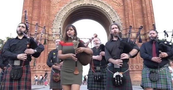 Woman Showcase Spectacular Talent Playing “Amazing Grace” Through Pipes