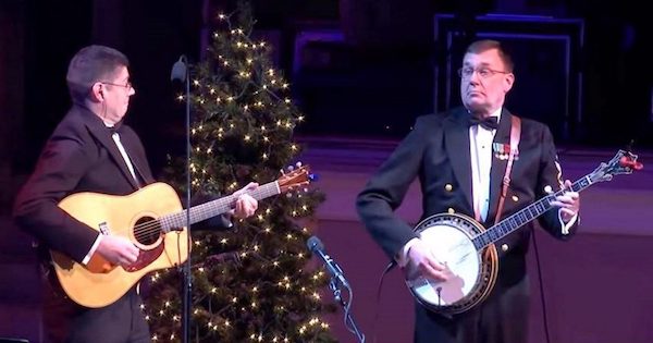 The Guitar and Banjo Player Were Amazed by the Spectacular Surprising Duel They Made Together of the Christmas Music!