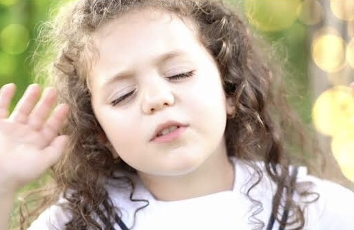 Adorable 5-Year-Old Girl Comes Back With Frank Sinatra Classic “Fly Me To The Moon”