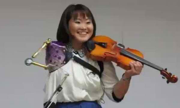 Woman Born With One Arm Plays The Violin, Physically Disabled But Strong In Spirit