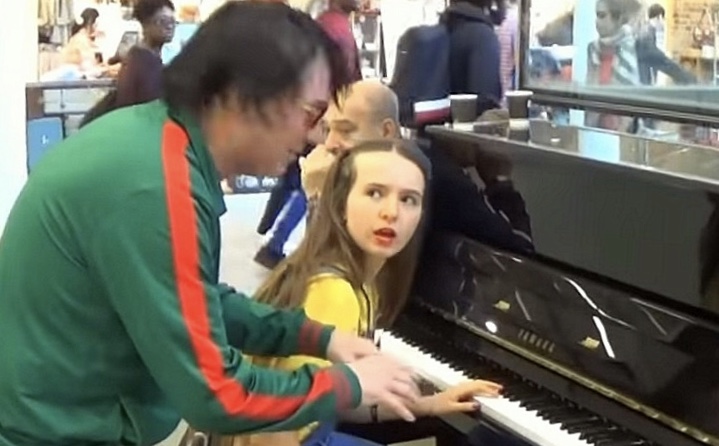 Man In Green Jacket Interrupted Teenage Girl Playing Piano In Public, What He Did Next Surprised The Crowd