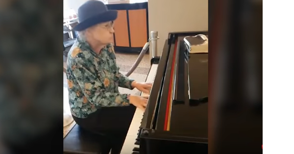 Elderly Lady Plays ‘Because He Lives’ In Restaurant