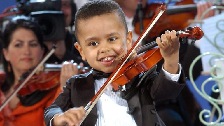 3-Year-Old Boy Performs Violin Concerto Brings Audience to Tears