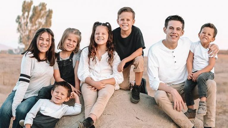 Couple with 5 Children Adopt 7 Siblings Whose Parents Died in Car Crash