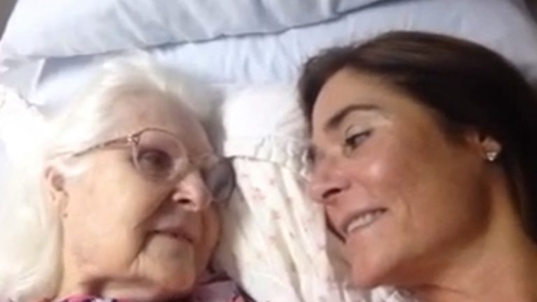 Daughter Captures Heartwarming Clip of Mom with Alzheimer’s Remembering Her Name