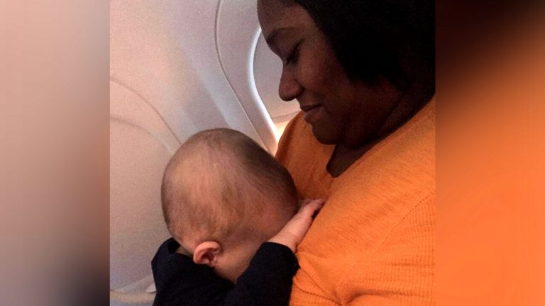 8-Month-Old Crawls Into Stranger’s Arms on a Plane. 60 Seconds Later, Dad Snaps Viral Photo