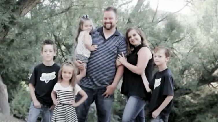 Strangers Pay Mortgage for One Year for A Dad Whose Wife Died After Childbirth, Leaving Him with 5 Children