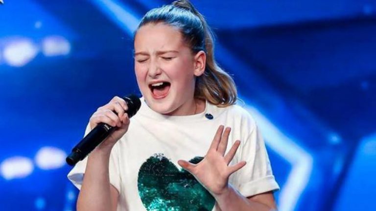10-Year-Old Girl Perform Her Original Song with Amazing Voice That Blows Judges Away