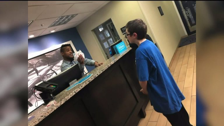 Mom Finds Busy Hotel Manager Interacting with Autistic Boy and Writes Message for Boss to See