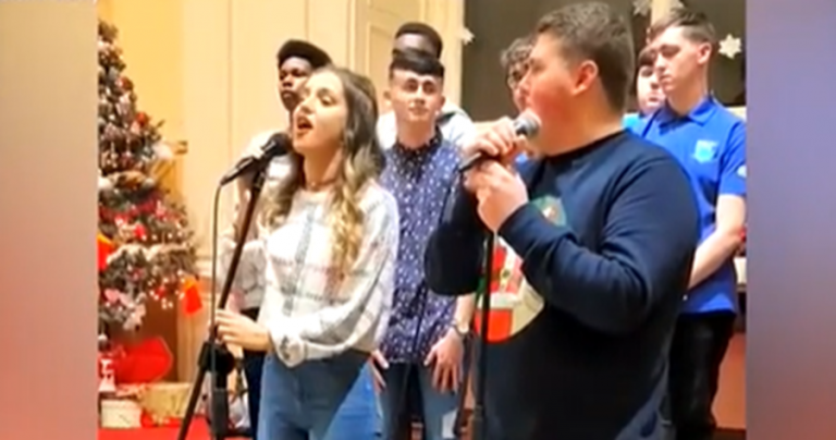 2 Teens Take Stage to Sing But When Girl Opens Her Mouth to Start Boy Stunned by Her Voice