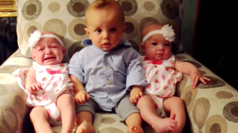 Baffled Baby Meets Twins for The First Time and His Reaction Cracks Up Netizens Worldwide