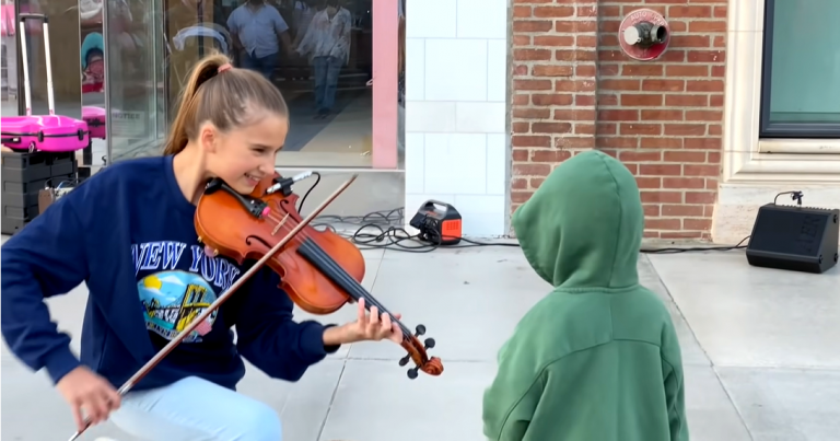 Little Boy Can’t Help But Walk up and Give Violinist A Kiss during Her Street Performance