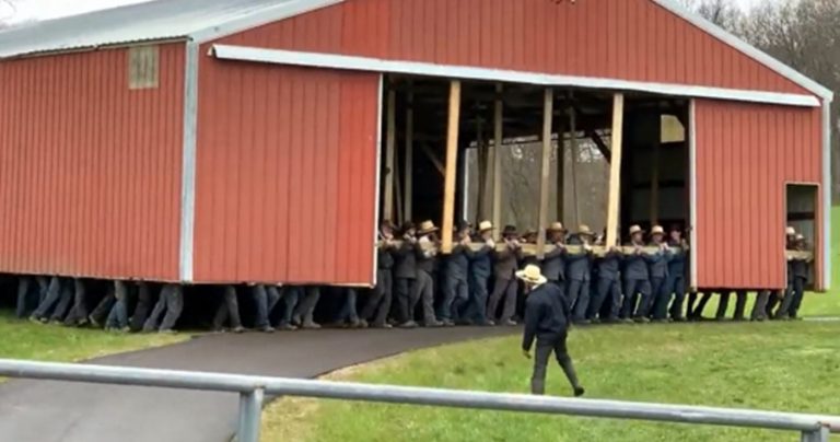 Hundreds of Amish Men Use Their Bare Hands to Lift A Huge Barn and Bring It to A New Location