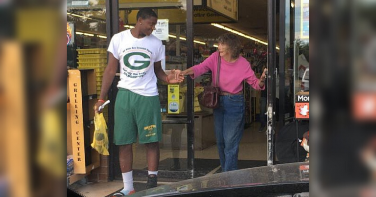 Proud Auntie Is deeply Moved after Witnessing Newphew’s Act of Kindness toward Elderly Stranger