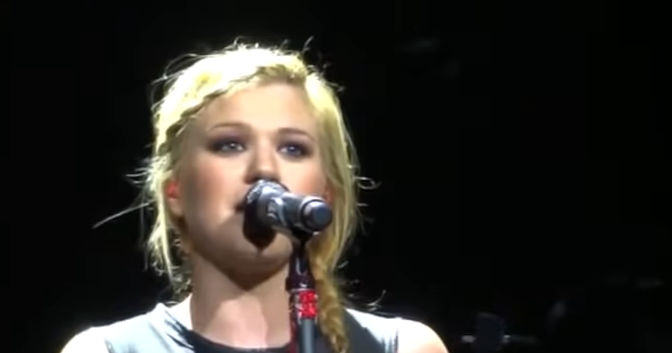 Kelly Clarkson Breaks Down into Tears During ‘Go Rest High on That Mountain’