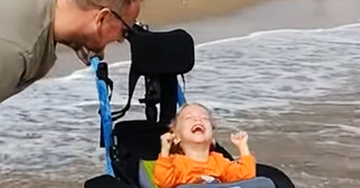 2 Years Old With Cerebral Palsy Enjoyed Beach for The First Time Thanks to A Special Wheelchair