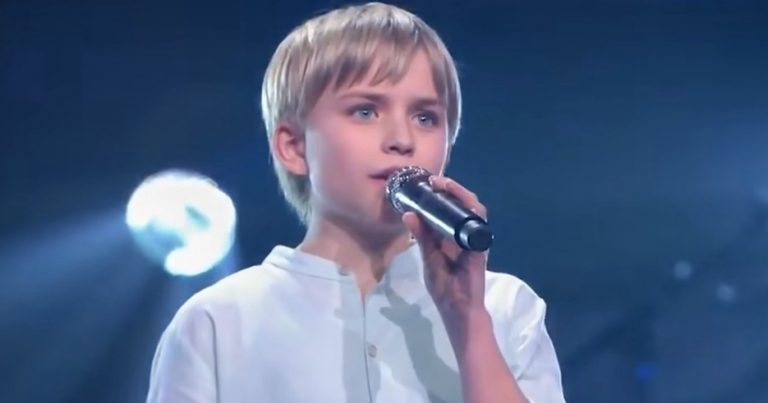13-Year-Old Boy Sings Emotional and Angelic Medley of Song on ‘The Voice Kids’