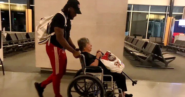 Traveler Spots NFL Player Helping Disabled Elderly Lady Navigate Airport