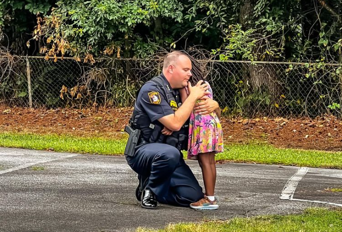 Little Girl Breaks down after Witnessing Family Member Arrested – A Police Officer’s Actions towards Her Goes Viral