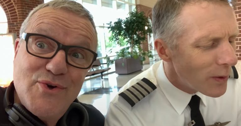 Mark Lowry And Airline Pilot Sing ‘Just A Closer Walk With Thee’ In Airport