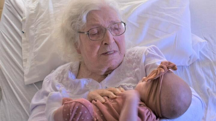 98 Years Old Holds Her Great-Great-Great-Grandchild for The First Time: 6 Generations in One Photo