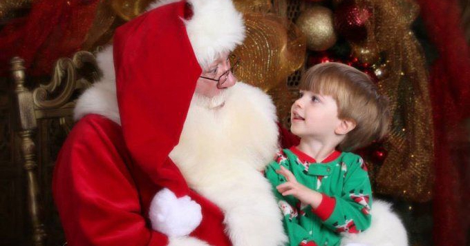 Young Boy with Terminal Illness Had His Final Wish Come True then He Passed Away in Santa Clause’s Arms